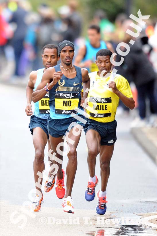 Mo Farah leads 01